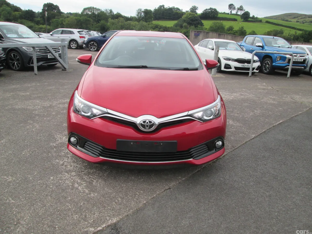 Toyota Auris Hatchback, Diesel, 2016, Red