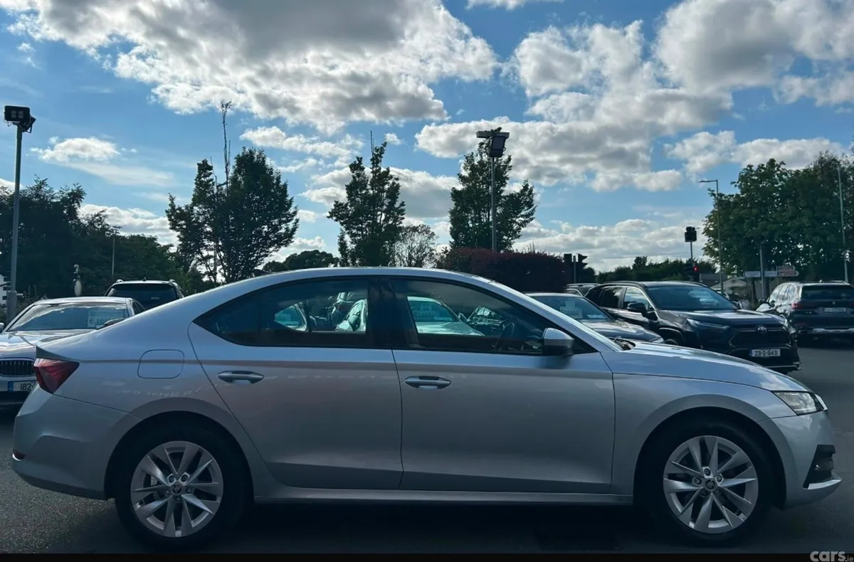 Skoda Octavia Saloon, Petrol, 2023, Grey