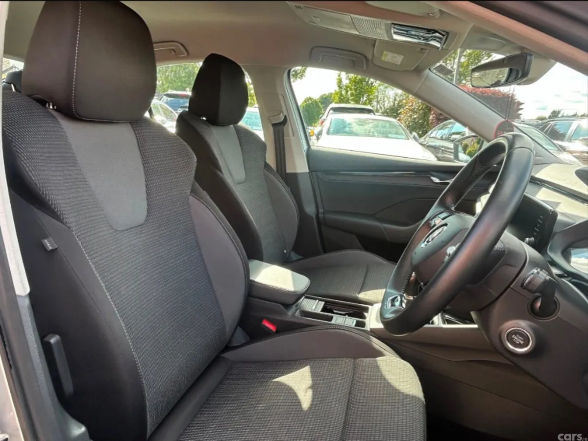 Skoda Octavia Saloon, Petrol, 2023, Grey