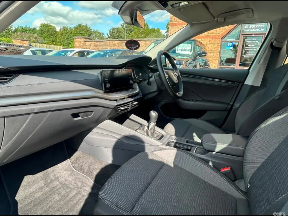 Skoda Octavia Saloon, Petrol, 2023, Grey