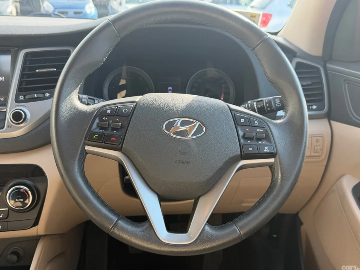 Hyundai Tucson MPV, Diesel, 2017, Red