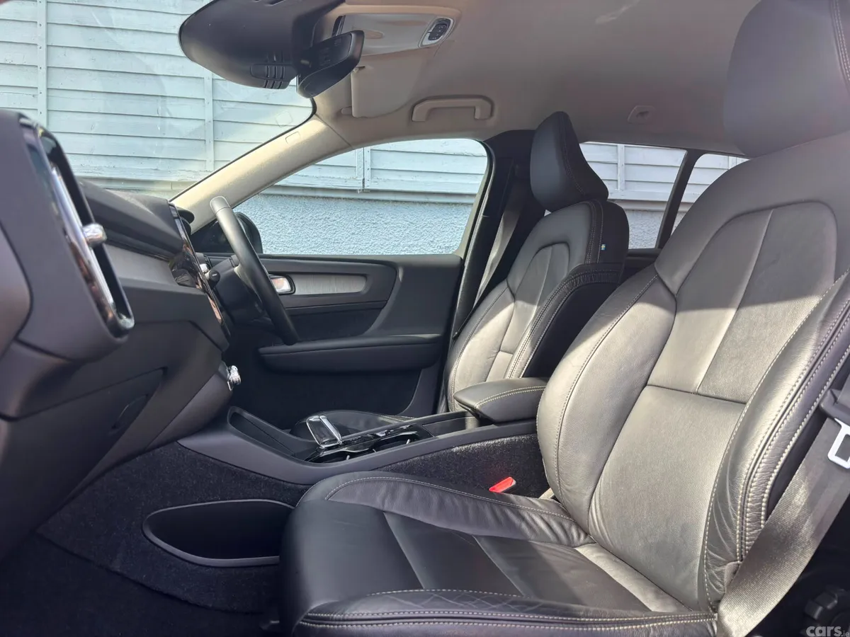 Volvo XC40 SUV, Petrol Hybrid, 2022, Black