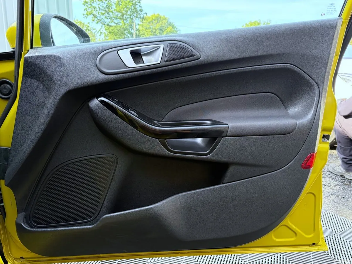 Ford Fiesta Hatchback, Petrol, 2015, Yellow
