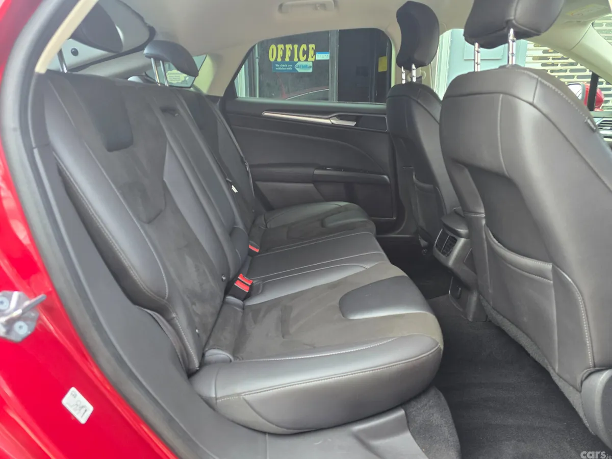 Ford Mondeo Hatchback, Diesel, 2017, Red