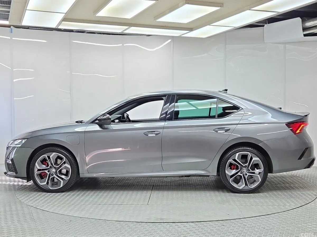 Skoda Octavia Saloon, Petrol Plug-in Hybrid, 2023, Grey