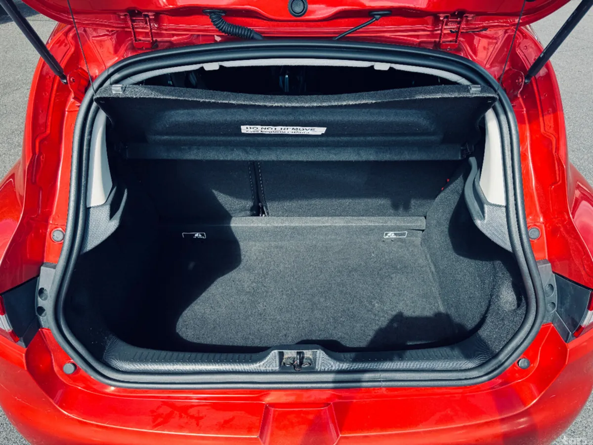 Renault Clio Hatchback, Petrol, 2015, Red
