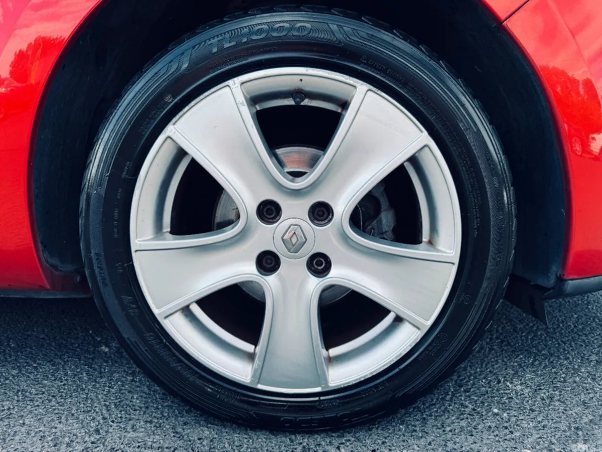 Renault Clio Hatchback, Petrol, 2015, Red