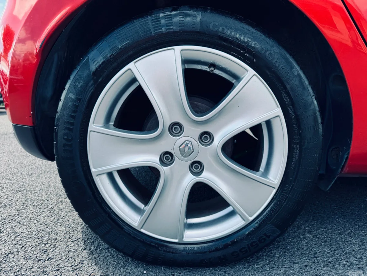 Renault Clio Hatchback, Petrol, 2015, Red
