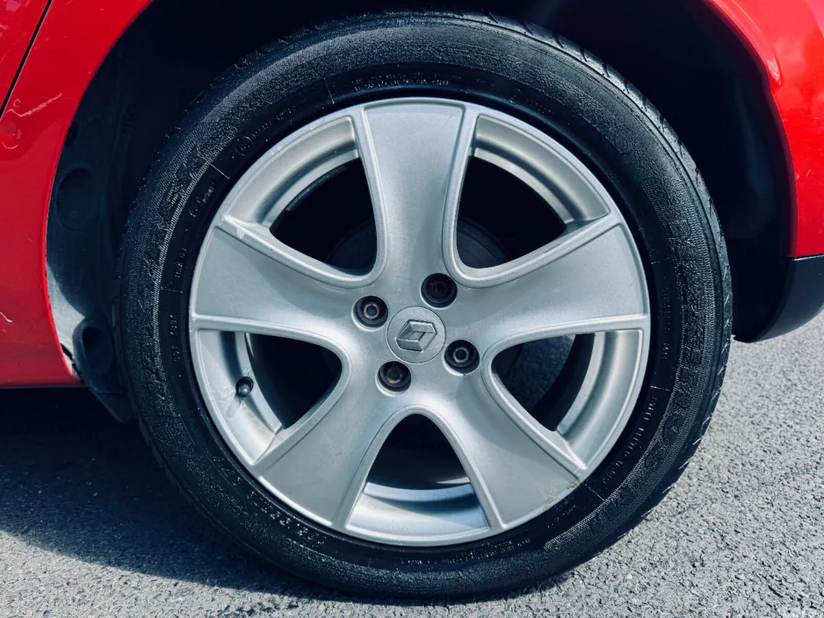 Renault Clio Hatchback, Petrol, 2015, Red
