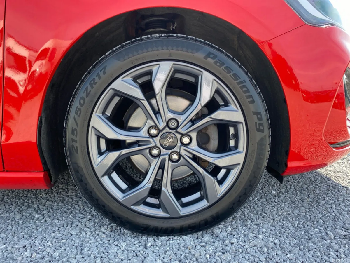 Ford Focus Hatchback, Petrol, 2022, Red