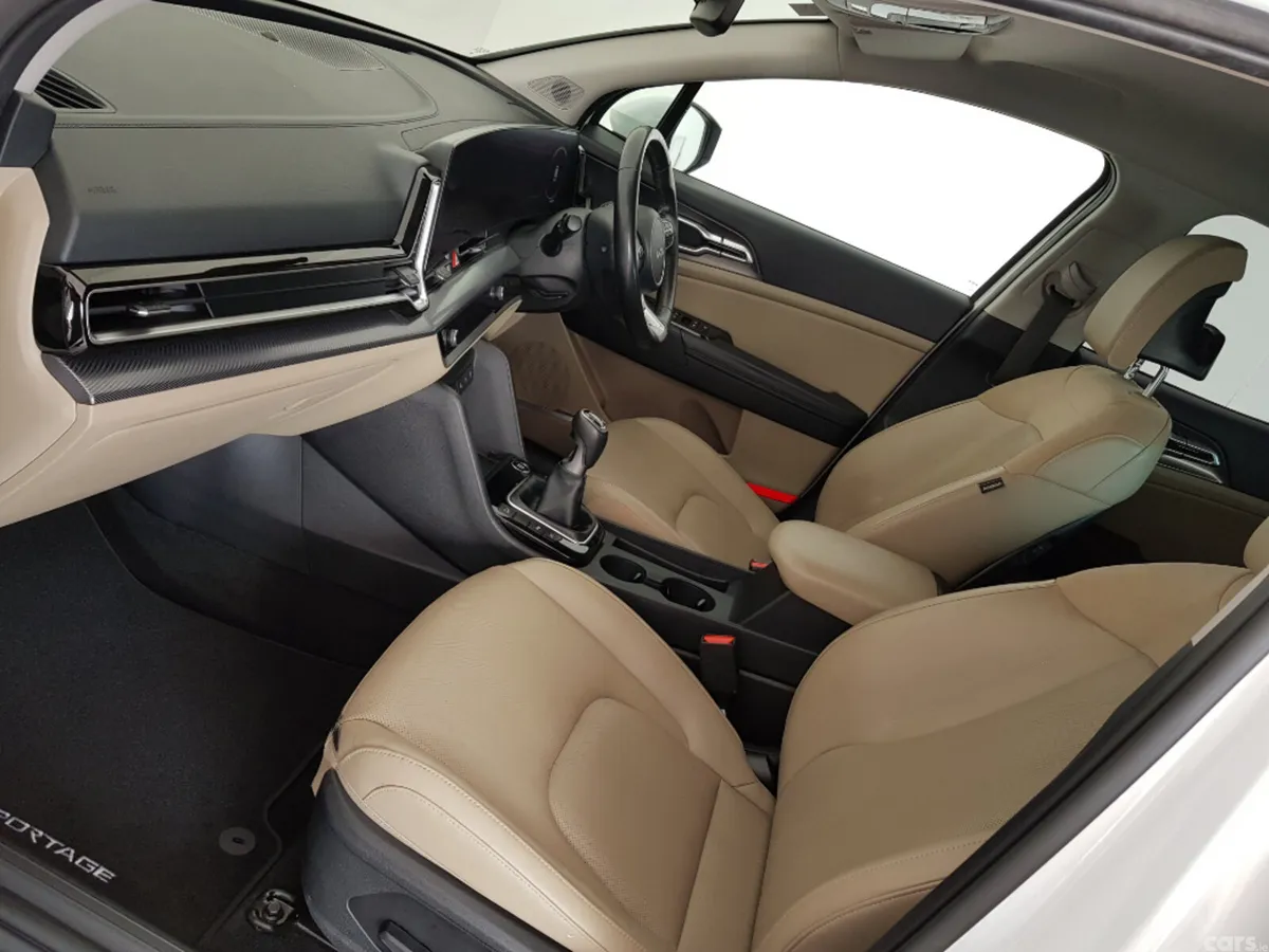 Kia Sportage MPV, Diesel, 2023, White