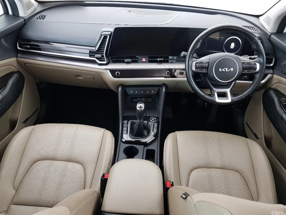 Kia Sportage MPV, Diesel, 2023, White