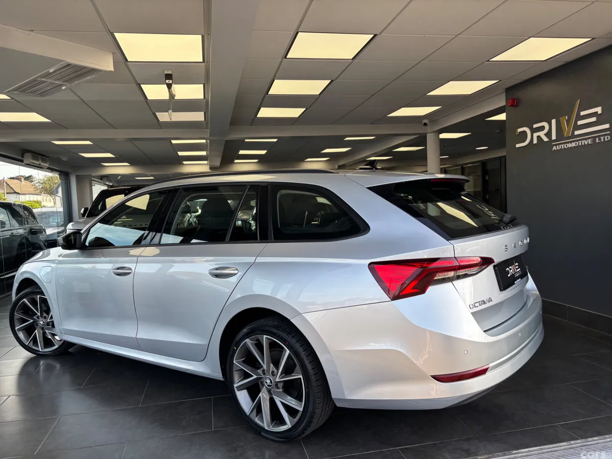Skoda Octavia Estate, Petrol Plug-in Hybrid, 2023, Silver