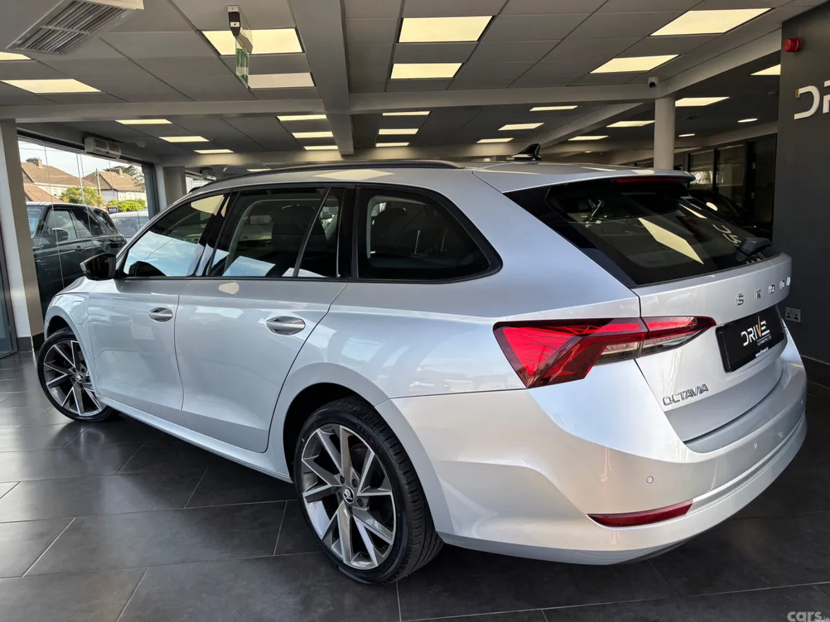 Skoda Octavia Estate, Petrol Plug-in Hybrid, 2023, Silver
