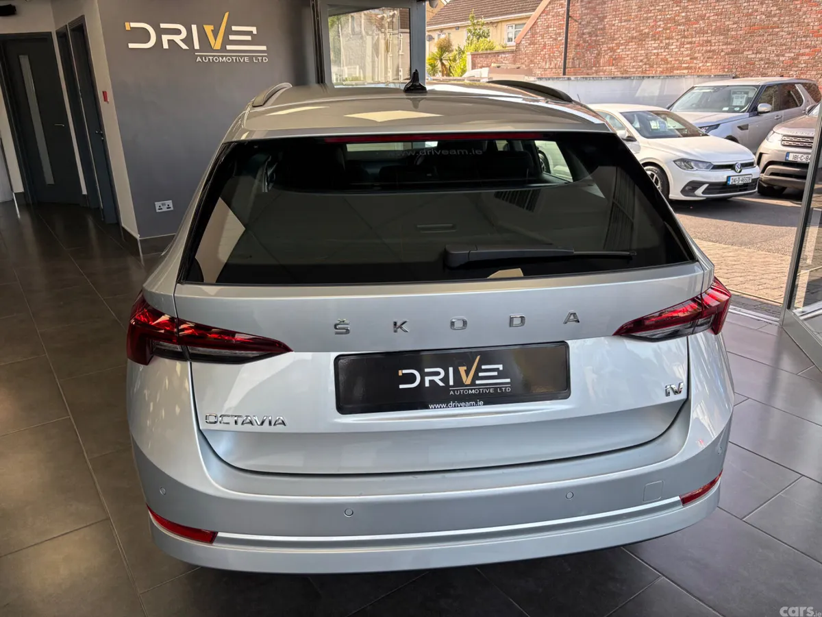 Skoda Octavia Estate, Petrol Plug-in Hybrid, 2023, Silver