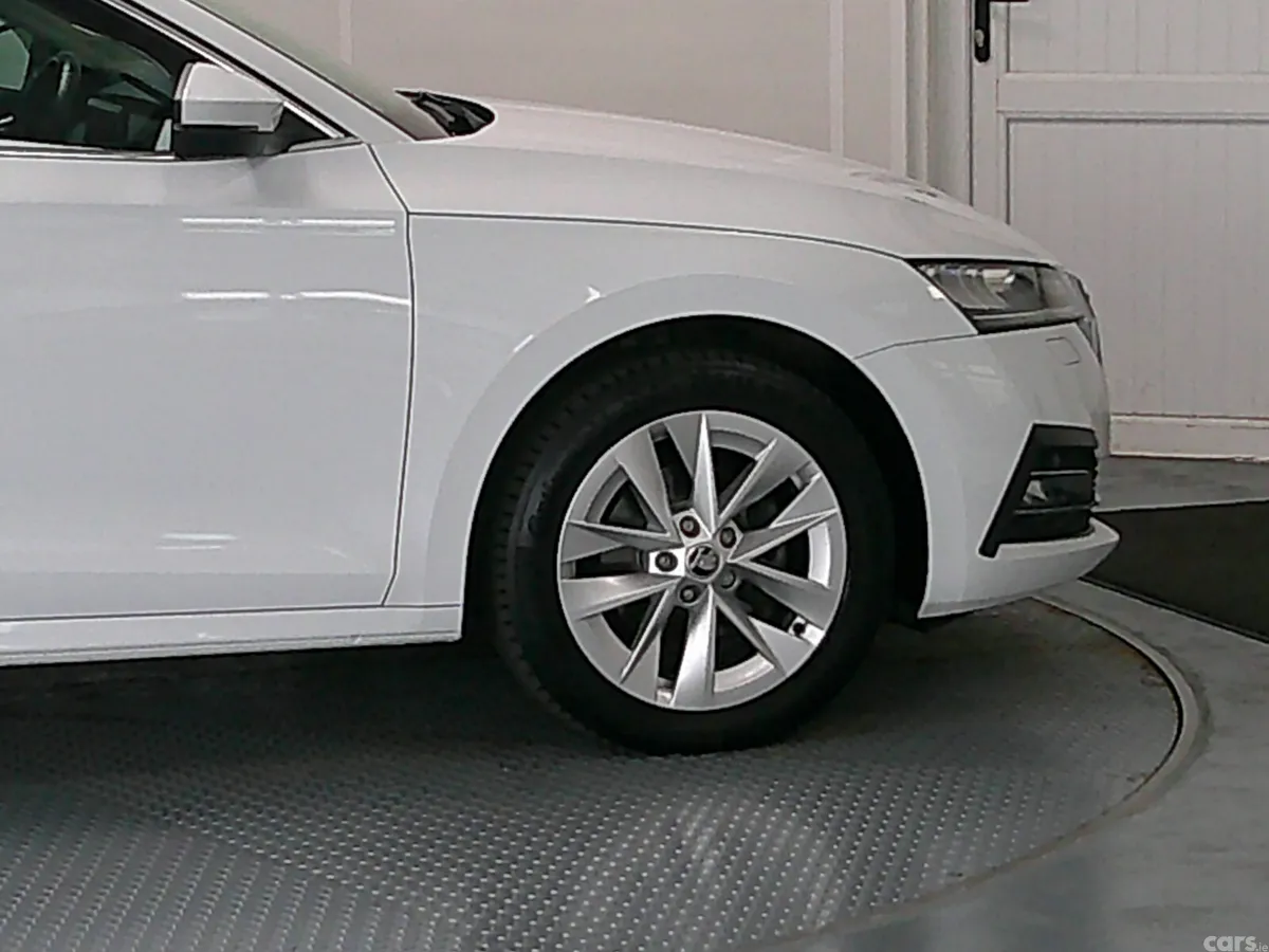 Skoda Octavia Hatchback, Diesel, 2023, White