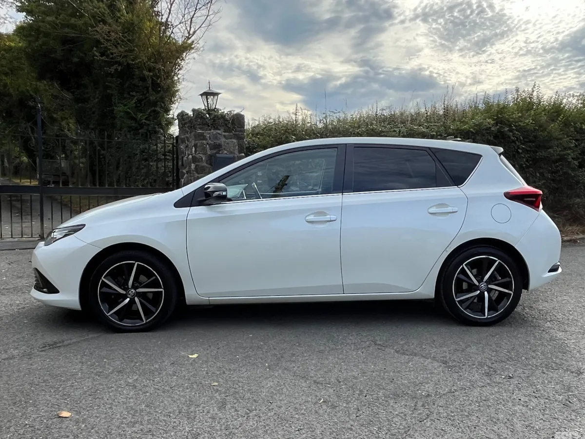 Toyota Auris Hatchback, Petrol, 2018, White