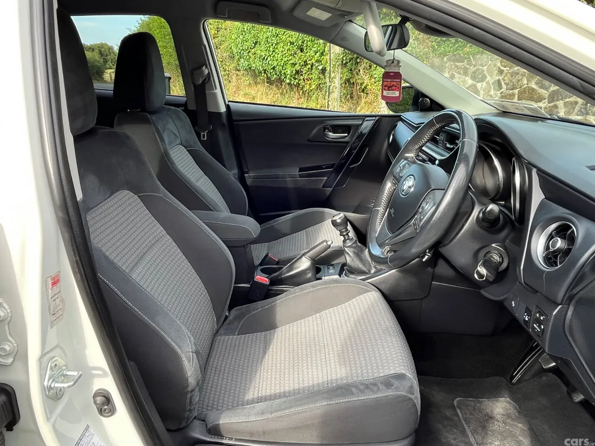 Toyota Auris Hatchback, Petrol, 2018, White