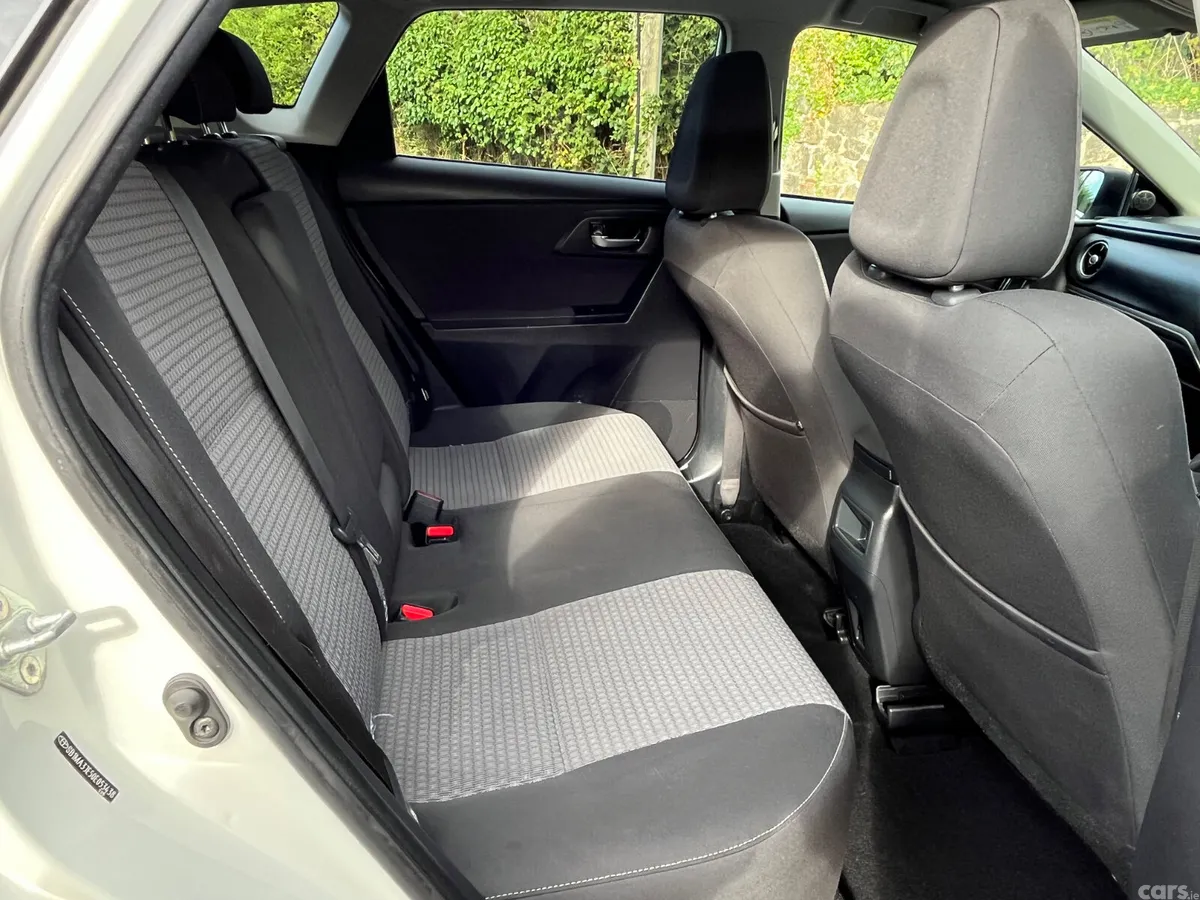 Toyota Auris Hatchback, Petrol, 2018, White