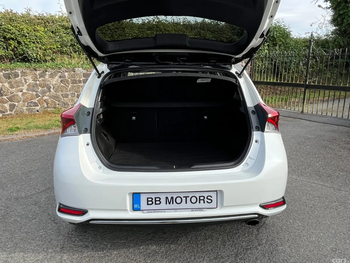 Toyota Auris Hatchback, Petrol, 2018, White