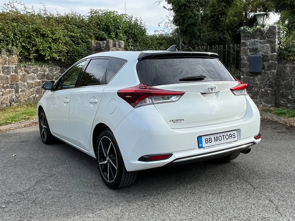 Toyota Auris Hatchback, Petrol, 2018, White