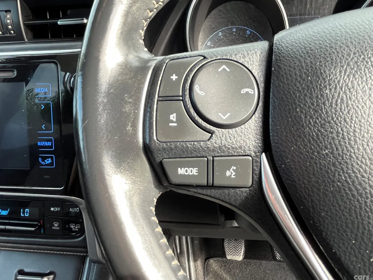 Toyota Auris Hatchback, Petrol, 2018, White