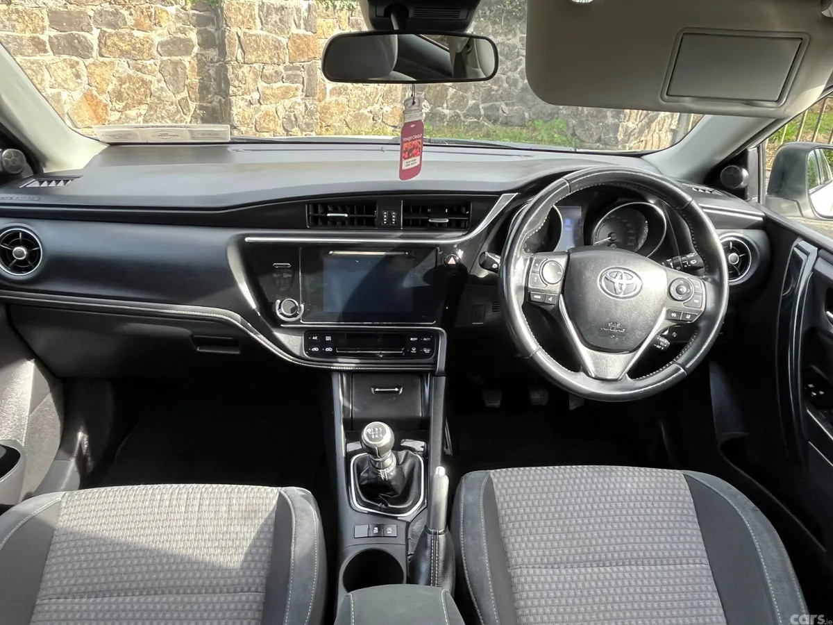 Toyota Auris Hatchback, Petrol, 2018, White
