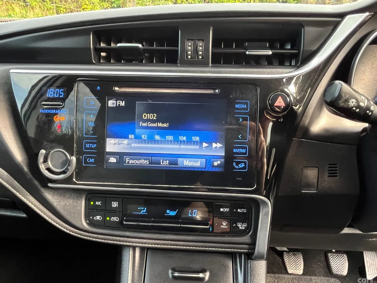 Toyota Auris Hatchback, Petrol, 2018, White
