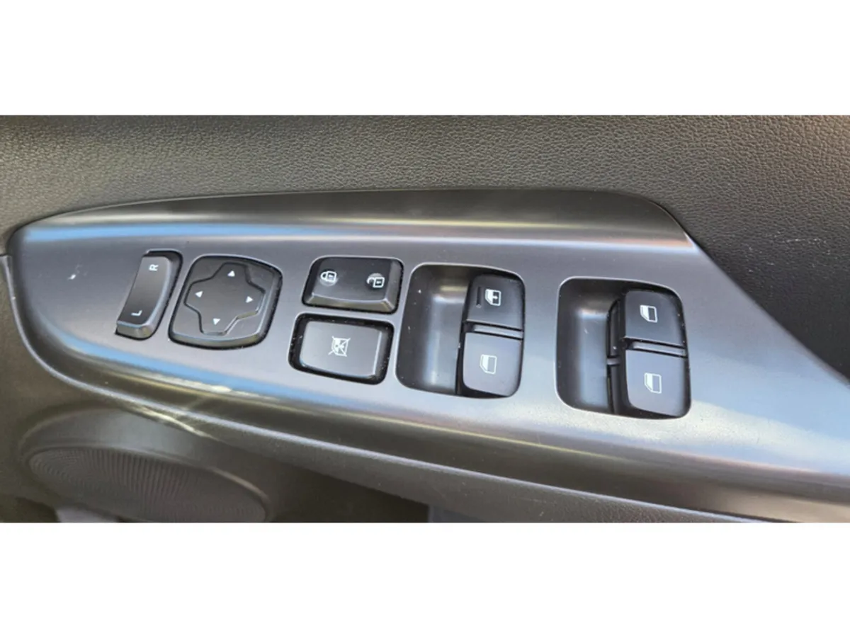 Hyundai KONA MPV, Petrol, 2023, White