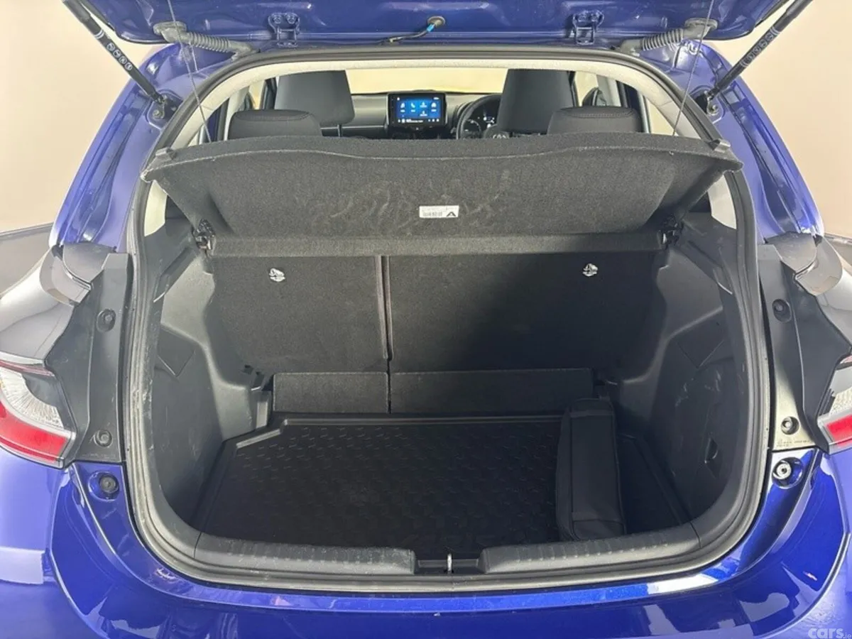 Toyota Yaris Hatchback, Petrol Hybrid, 2024, Blue