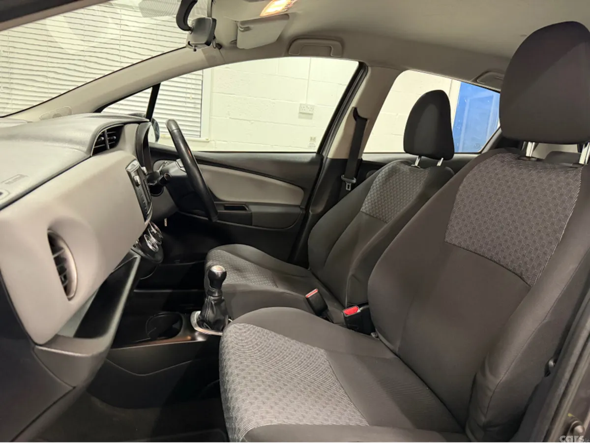 Toyota Yaris Hatchback, Petrol, 2015, Grey