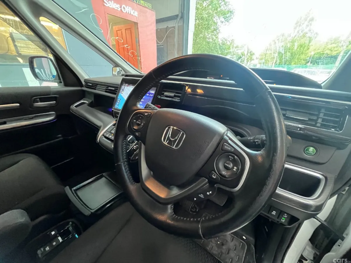 Honda Stepwagon Van, Petrol Hybrid, 2021, White