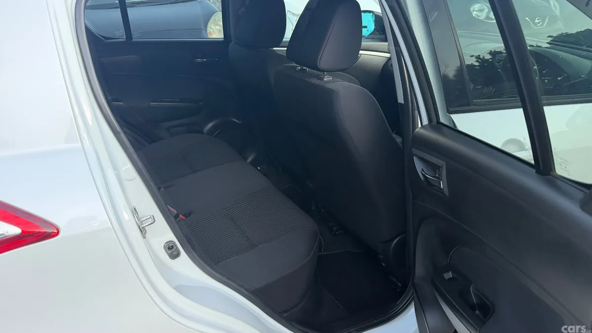 Suzuki Swift Hatchback, Petrol, 2014, White