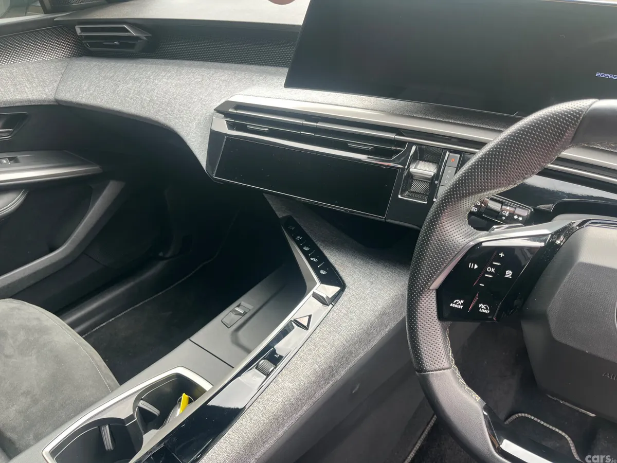 Peugeot 5008 MPV, Petrol Hybrid, 2025, Grey