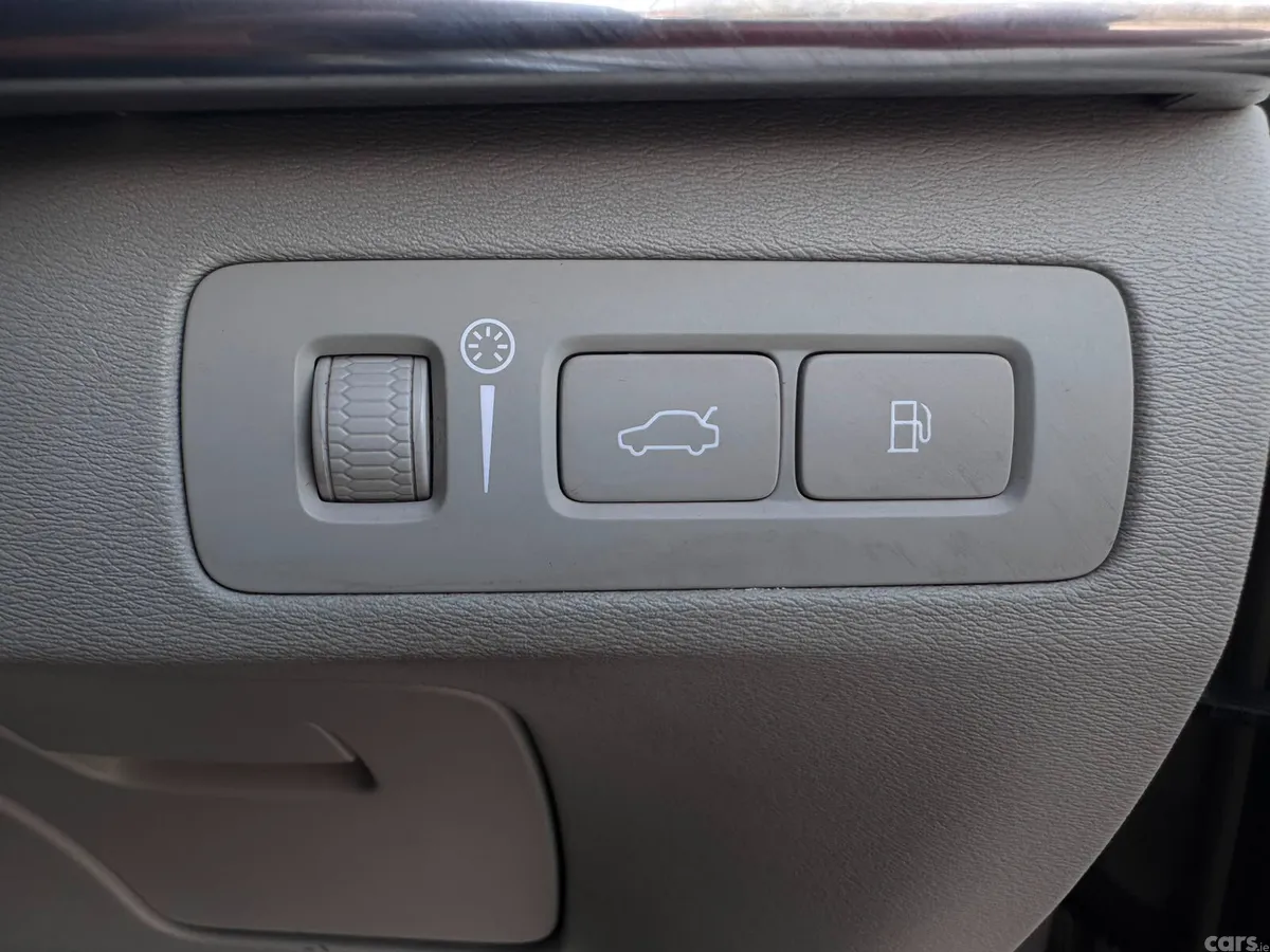 Volvo XC90 SUV, Petrol Plug-in Hybrid, 2016, Beige