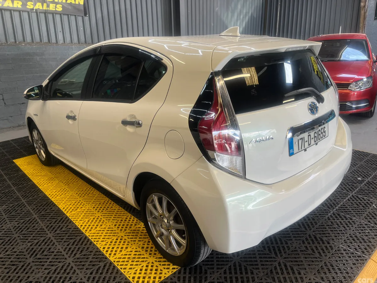 Toyota Aqua Hatchback, Petrol Hybrid, 2017, White