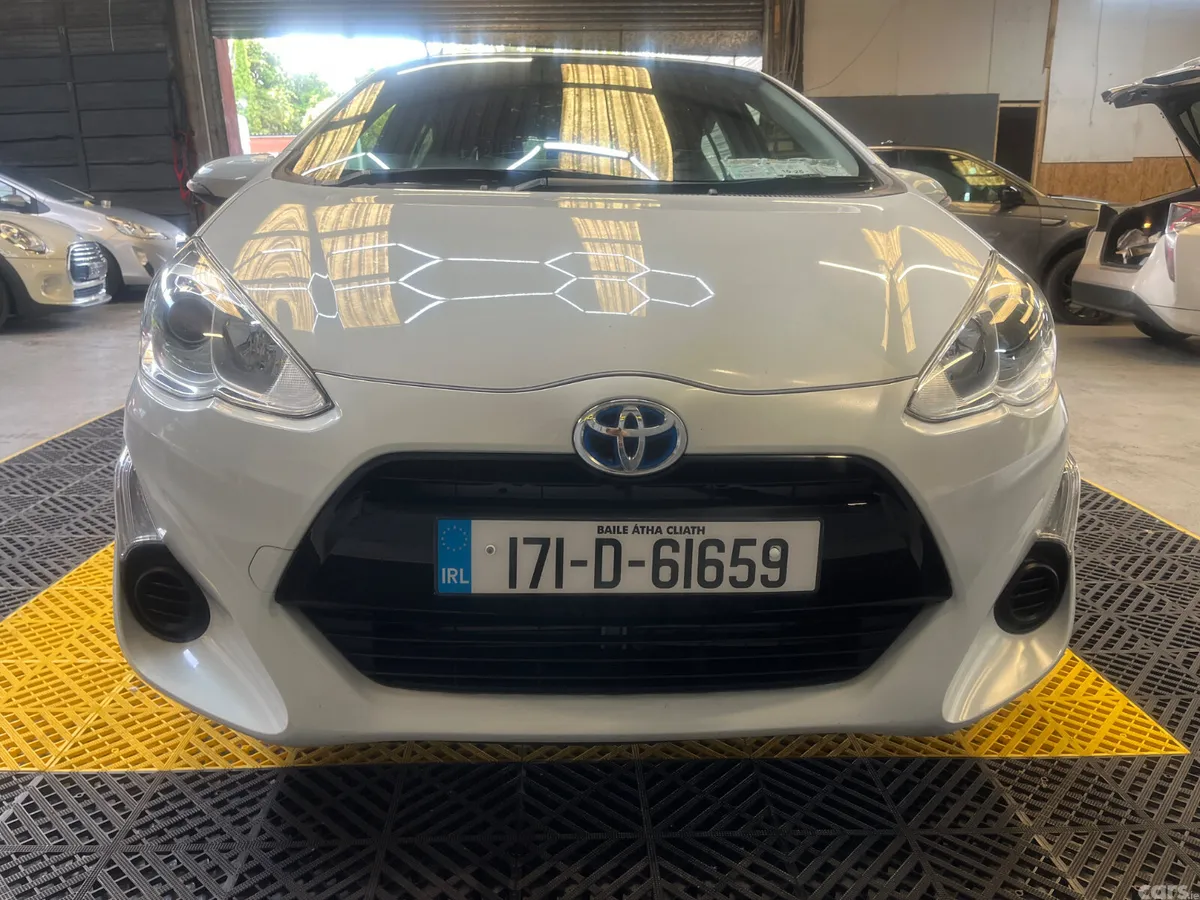 Toyota Aqua Hatchback, Petrol Hybrid, 2017, White