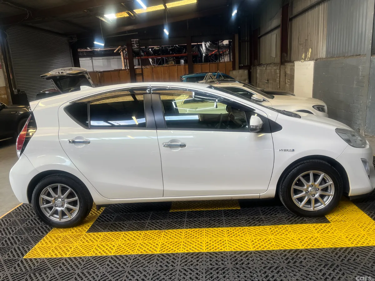 Toyota Aqua Hatchback, Petrol Hybrid, 2017, White