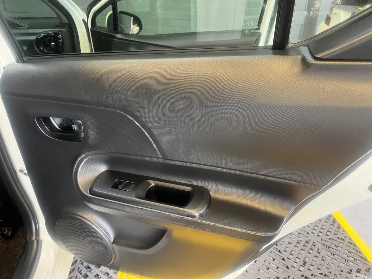 Toyota Aqua Hatchback, Petrol Hybrid, 2017, White