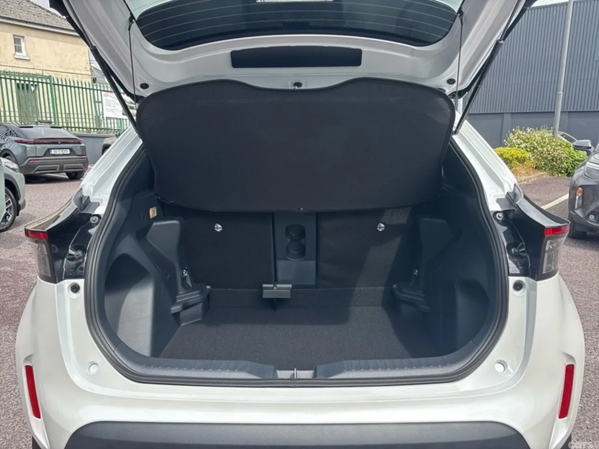 Toyota Yaris Cross Hatchback, Petrol Hybrid, 2026, White