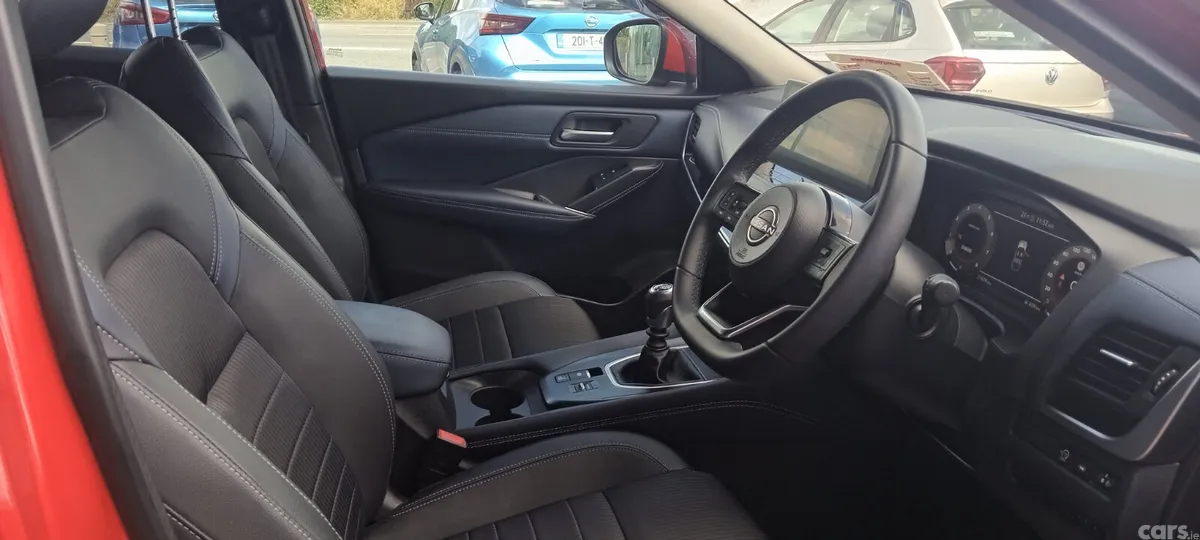 Nissan Qashqai MPV, Petrol, 2023, Red