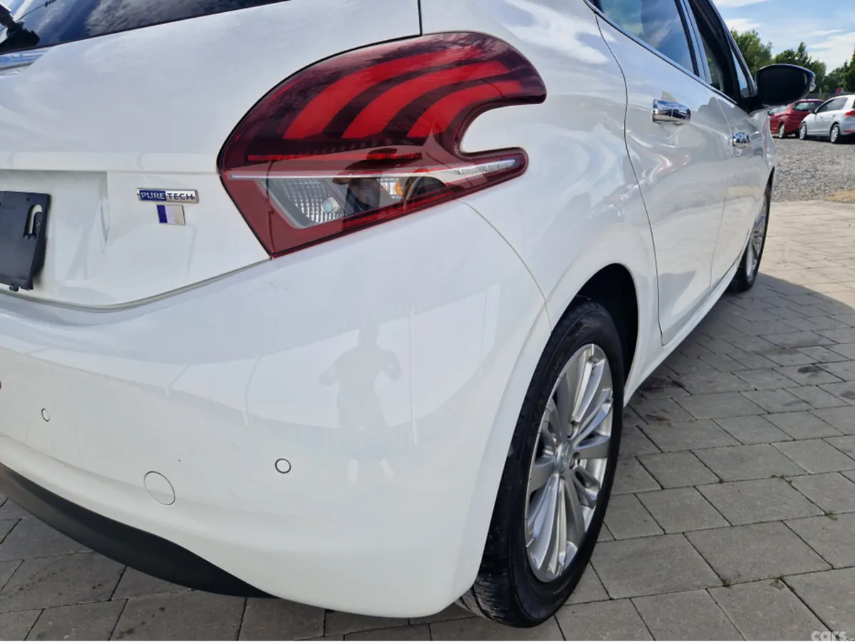 Peugeot 208 Hatchback, Petrol, 2016, White