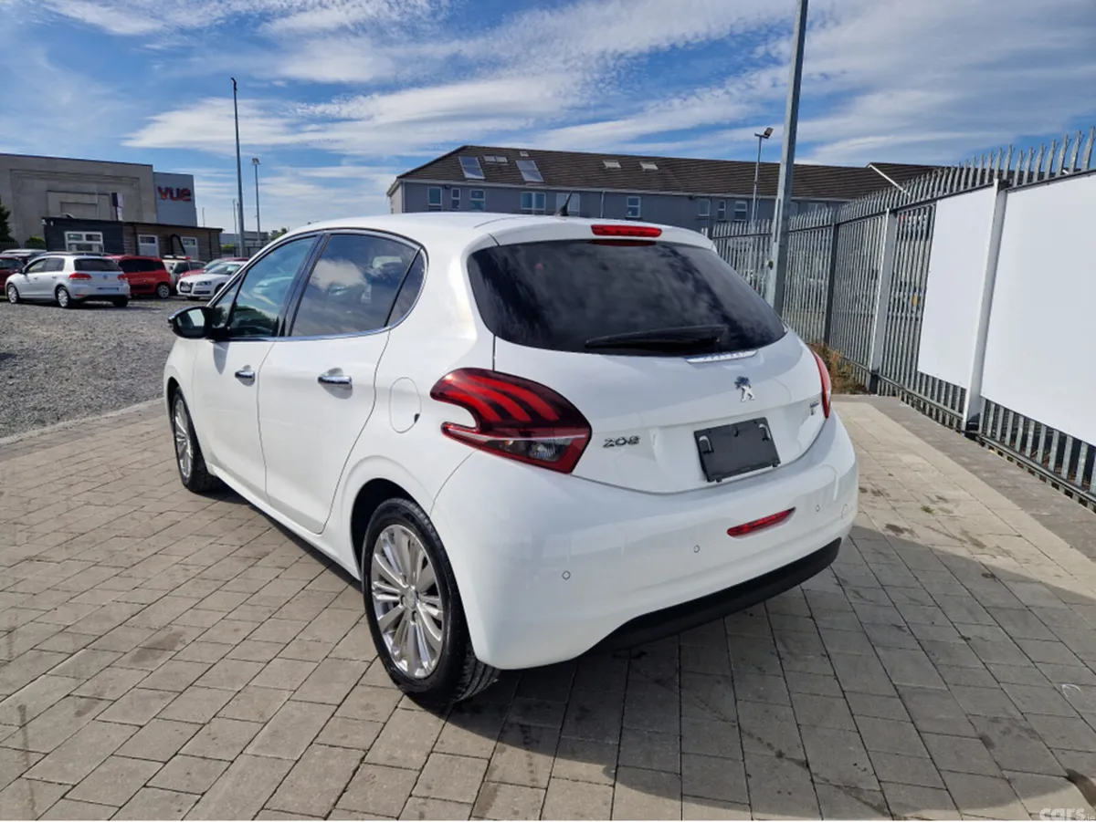 Peugeot 208 Hatchback, Petrol, 2016, White