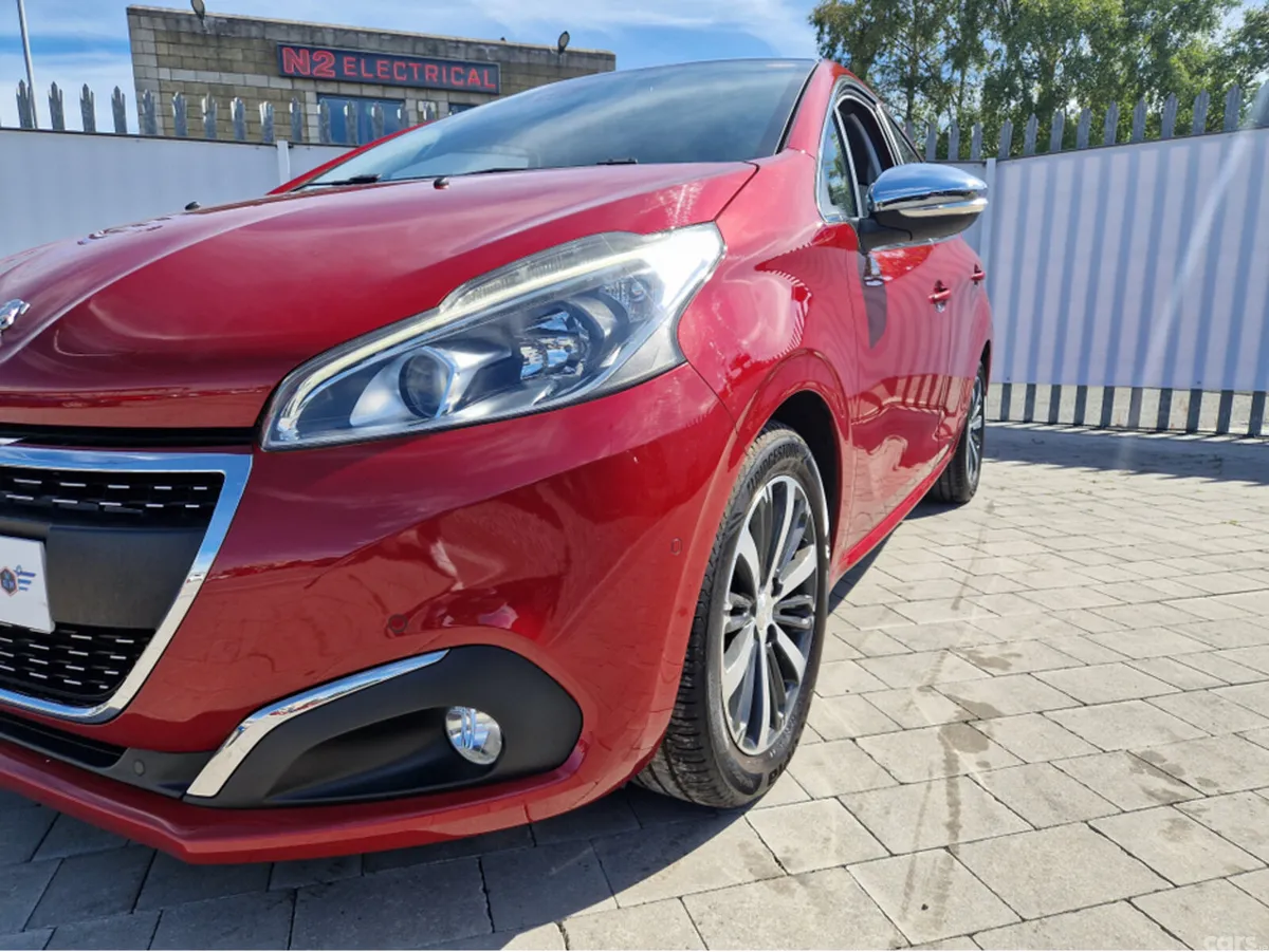 Peugeot 208 Hatchback, Petrol, 2018, Red