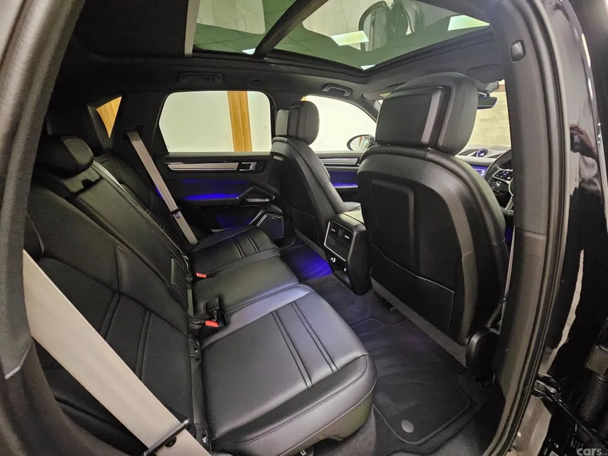 Porsche Cayenne SUV, Petrol Plug-in Hybrid, 2023, Blue