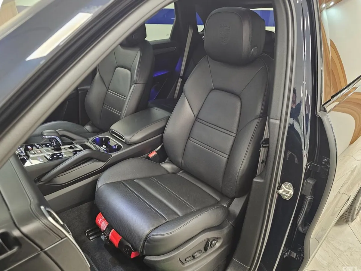 Porsche Cayenne SUV, Petrol Plug-in Hybrid, 2023, Blue