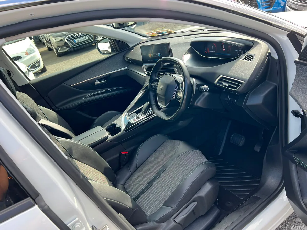 Peugeot 3008 MPV, Petrol, 2021, White