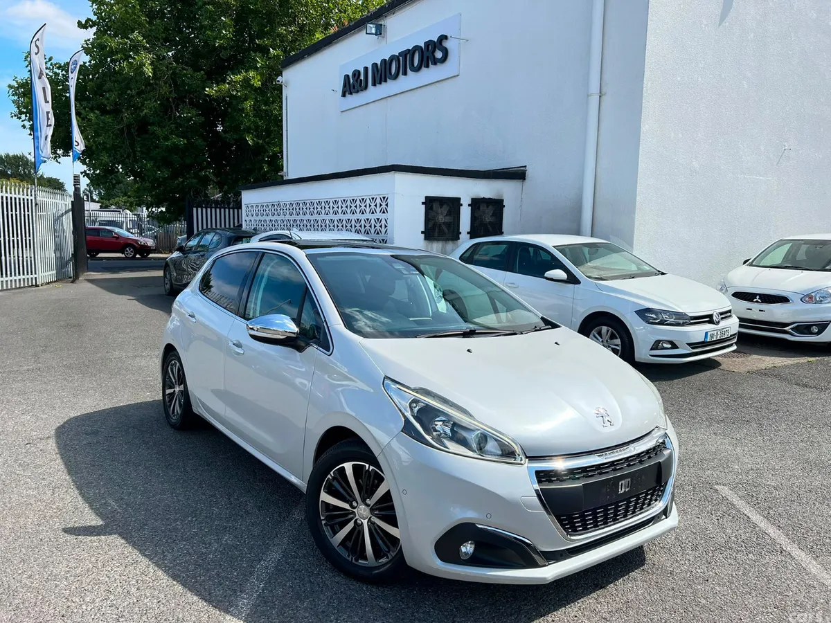 Peugeot 208 Hatchback, Petrol, 2016, White