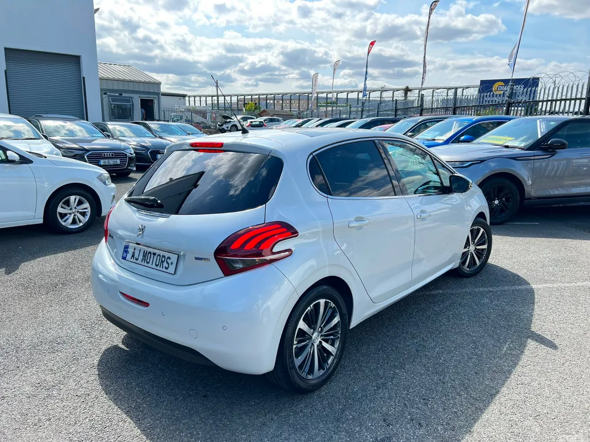 Peugeot 208 Hatchback, Petrol, 2016, White