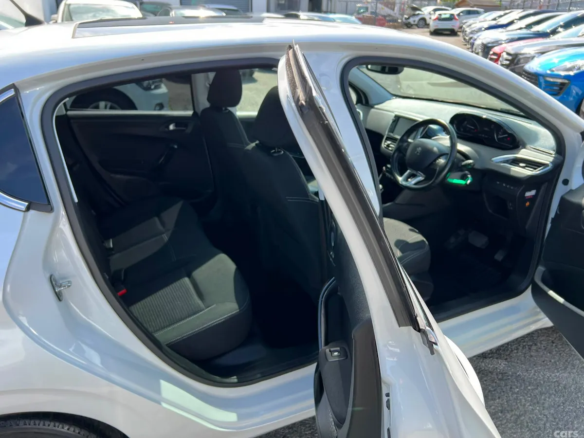 Peugeot 208 Hatchback, Petrol, 2016, White